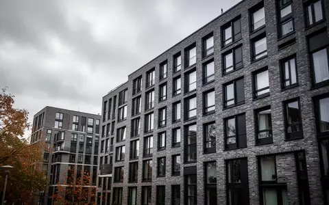 Fassade eines modernen Wohnblocks in Hamburg bei bewölktem Himmel als Symbol für den angespannten Wohnungsmarkt. - Foto: über boerse-global.de