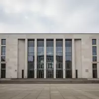 Moderne Fassade eines Berliner Regierungsgebäudes bei bewölktem Himmel ohne Personen oder Beschilderungen. - Foto: über boerse-global.de