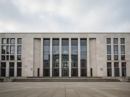 Moderne Fassade eines Berliner Regierungsgebäudes bei bewölktem Himmel ohne Personen oder Beschilderungen. - Foto: über boerse-global.de