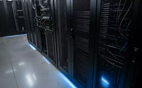 Dunkle, minimalistische Serverraum-Umgebung mit schwarzen Metallschränken und kühler Beleuchtung. - Foto: über boerse-global.de