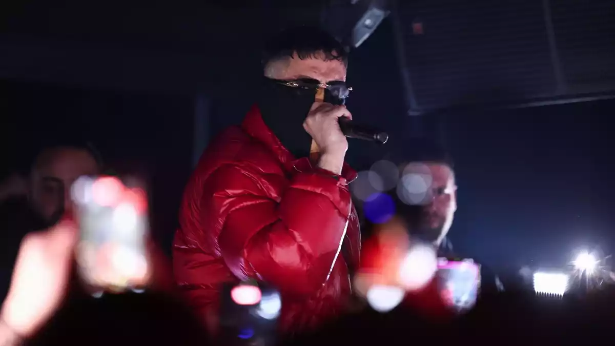 Der Rapper Haftbefehl bei einem Auftritt in Gießen vergangenes Jahr. (Archivbild) - Bild: Hannes P. Albert/dpa