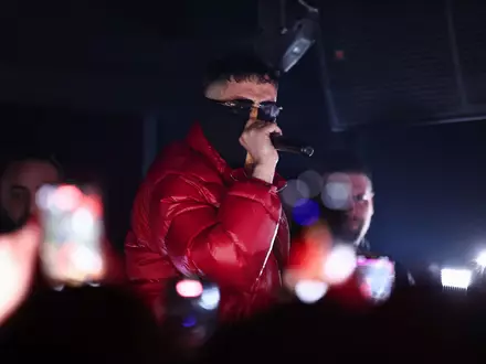 Der Rapper Haftbefehl bei einem Auftritt in Gießen vergangenes Jahr. (Archivbild) - Foto: Hannes P. Albert/dpa