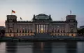 Das Reichstagsgebäude in Berlin bei Dämmerung, architektonische Außenansicht. - Foto: über boerse-global.de