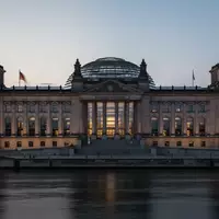 Das Reichstagsgebäude in Berlin bei Dämmerung, architektonische Außenansicht. - Foto: über boerse-global.de