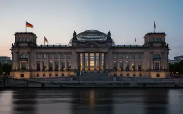 Das Reichstagsgebäude in Berlin bei Dämmerung, architektonische Außenansicht. - Foto: über boerse-global.de