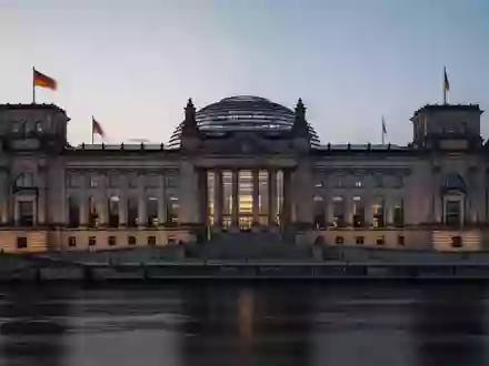 Das Reichstagsgebäude in Berlin bei Dämmerung, architektonische Außenansicht. - Foto: über boerse-global.de