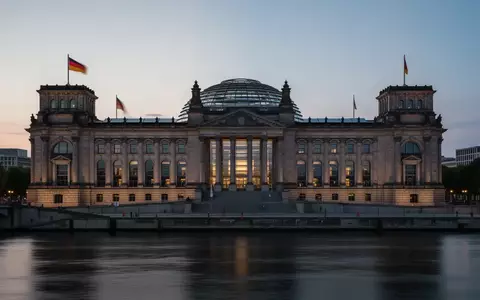 Das Reichstagsgebäude in Berlin bei Dämmerung, architektonische Außenansicht. - Foto: über boerse-global.de