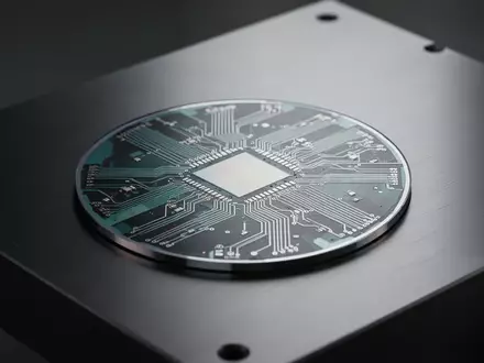 Ein hochmoderner Silizium-Wafer mit komplexen Mikrochip-Strukturen auf einer dunklen Metalloberfläche. - Foto: über boerse-global.de