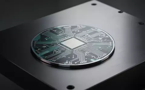 Ein hochmoderner Silizium-Wafer mit komplexen Mikrochip-Strukturen auf einer dunklen Metalloberfläche. - Foto: über boerse-global.de