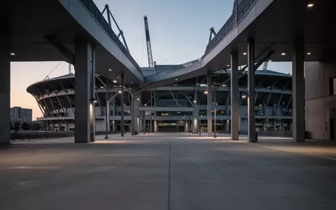 Leerer Betonvorplatz vor einem modernen Fußballstadion in der Abenddämmerung. - Foto: über boerse-global.de