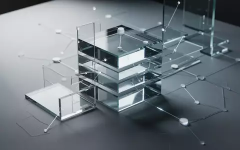 Abstrakte, geometrische Glasblöcke auf einer matten Oberfläche, die Datenstrukturen und Wissensverknüpfungen symbolisieren. - Foto: über boerse-global.de