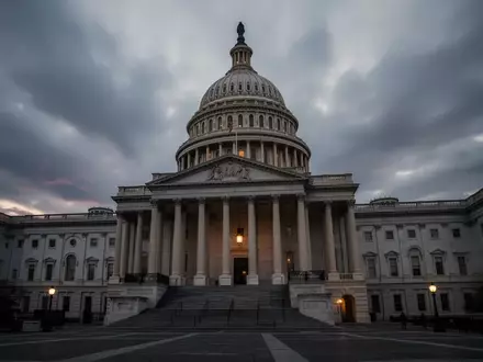 Das Kapitol in Washington D.C. unter einem bewölkten Abendhimmel, das die politische Dimension der KI-Regulierung widerspiegelt. - Foto: über boerse-global.de