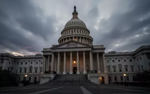 Das Kapitol in Washington D.C. unter einem bewölkten Abendhimmel, das die politische Dimension der KI-Regulierung widerspiegelt. - Foto: über boerse-global.de