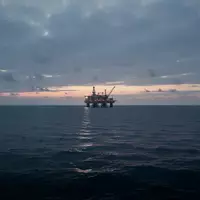 Weite Nordsee bei Dämmerung mit einer industriellen Plattform am Horizont zur Speicherung von Kohlendioxid. - Foto: über boerse-global.de