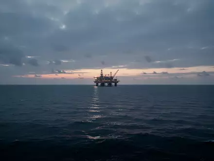 Weite Nordsee bei Dämmerung mit einer industriellen Plattform am Horizont zur Speicherung von Kohlendioxid. - Foto: über boerse-global.de