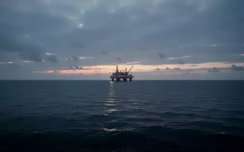 Weite Nordsee bei Dämmerung mit einer industriellen Plattform am Horizont zur Speicherung von Kohlendioxid. - Foto: über boerse-global.de