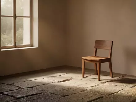 Ein minimalistischer, lichtdurchfluteter Raum mit einem leeren Holzstuhl, der Ruhe und innere Einkehr symbolisiert. - Foto: über boerse-global.de
