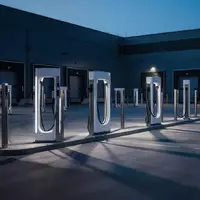 Moderne Ladeinfrastruktur für Elektrofahrzeuge auf einem gewerblichen Betriebshof in der Abenddämmerung. - Foto: über boerse-global.de