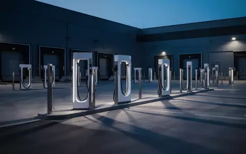 Moderne Ladeinfrastruktur für Elektrofahrzeuge auf einem gewerblichen Betriebshof in der Abenddämmerung. - Foto: über boerse-global.de