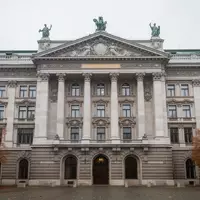 Fassade eines historischen Gebäudes in Wien an einem bewölkten Tag. - Foto: über boerse-global.de