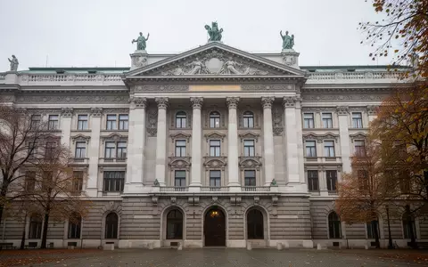 Fassade eines historischen Gebäudes in Wien an einem bewölkten Tag. - Foto: über boerse-global.de