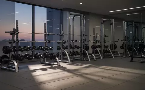 Ein minimalistisch eingerichteter, leerer Fitnessraum mit Hantelablagen in der Abendsonne. - Foto: über boerse-global.de