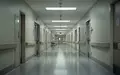 Ein leerer, heller Krankenhausflur mit glänzenden Böden und minimalistischer Architektur. - Foto: über boerse-global.de