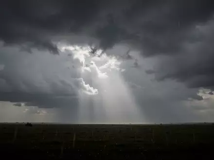 Dramatische Wolkenformationen und Lichtverhältnisse bei einem Wetterumschwung über einer weiten Landschaft. - Foto: über boerse-global.de