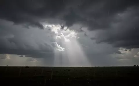 Dramatische Wolkenformationen und LichtverhĂ€ltnisse bei einem Wetterumschwung ĂŒber einer weiten Landschaft. - Foto: ĂŒber boerse-global.de
