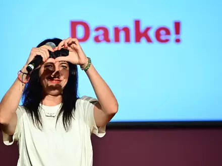 Hat die Linke zum Sieg in Berlin geführt: Elif Eralp. - Foto: Sebastian Gollnow/dpa