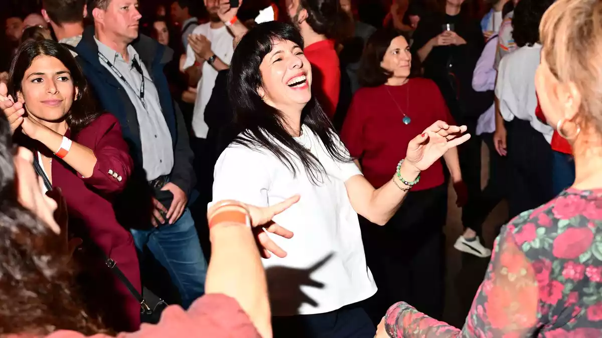Elif Eralp konnte am Abend tanzen und lachen.  - Bild: Sebastian Gollnow/dpa