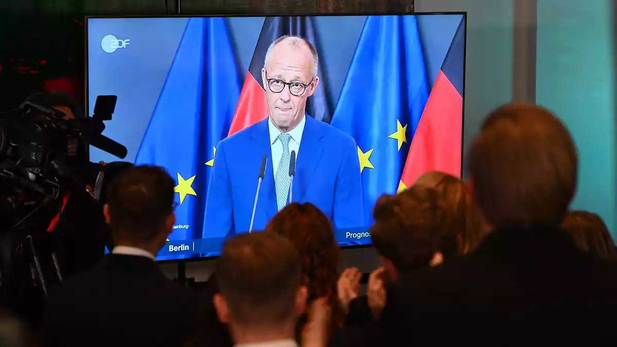 Das Statement des Kanzlers wurde auf der CDU-Wahlparty im Berliner Abgeordnetenhaus übertragen. - Bild: Bernd von Jutrczenka/dpa