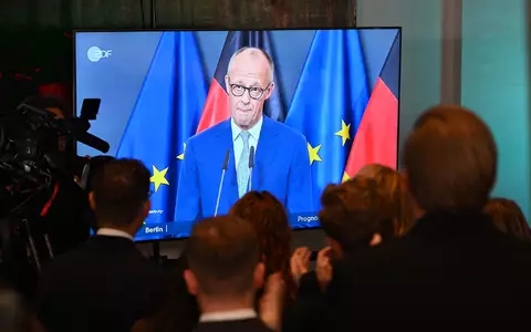 Das Statement des Kanzlers wurde auf der CDU-Wahlparty im Berliner Abgeordnetenhaus übertragen. - Foto: Bernd von Jutrczenka/dpa