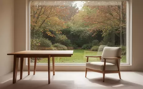 Ein heller, ruhiger Raum mit Blick in einen herbstlichen Garten, der eine Atmosphäre der Konzentration und Ruhe ausstrahlt. - Foto: über boerse-global.de