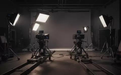 Ein professionelles Filmstudio mit Beleuchtung und Kameras während einer Drehpause, ohne Personen. - Foto: über boerse-global.de