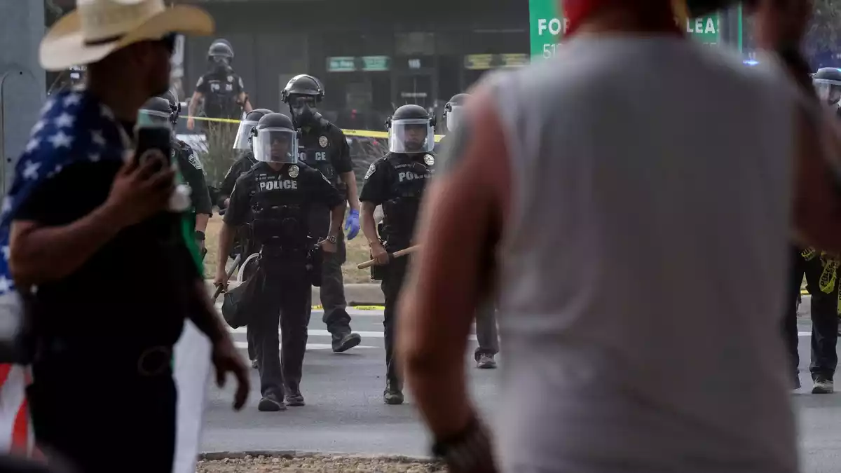 Nach dem Zwischenfall kam es in der Nähe des Tatorts zu kleineren Demos gegen die Bundesbehörde ICE.  - Bild: Joel Angel Juarez/AP/dpa