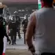 Nach dem Zwischenfall kam es in der Nähe des Tatorts zu kleineren Demos gegen die Bundesbehörde ICE.  - Bild: Joel Angel Juarez/AP/dpa