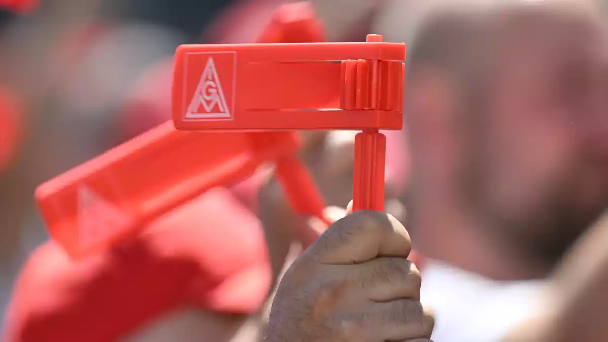 Unter dem Titel «Zukunft statt Kahlschlag - Zusammenhalt ist unsere stärkste Marke» trommelt die IG Metall bundesweit zu Protestaktionen. (Symbolbild) - Bild: Bernd Weißbrod/dpa