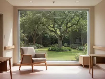 Ein heller, ruhiger Raum in einer modernen Pflegeeinrichtung mit Blick auf einen grünen Garten. - Foto: über boerse-global.de