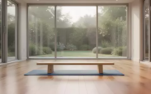 Ein heller, leerer Therapieraum mit Holzboden und einer Trainingsmatte vor einem Fenster mit Gartenblick. - Foto: über boerse-global.de