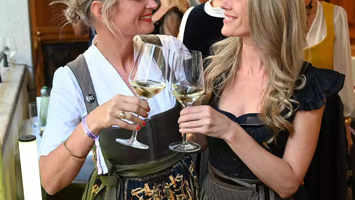 Sina Scherer (links) und Silke Völling veranstalten die Party. - Bild: Lucas Caspari/dpa