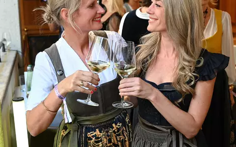 Sina Scherer (links) und Silke Völling veranstalten die Party. - Foto: Lucas Caspari/dpa