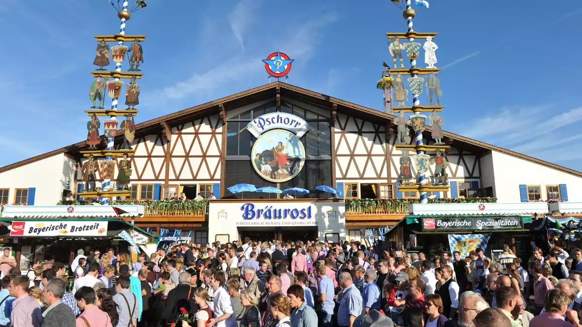In der Bräurosl finden die queeren Partys statt. - Bild: picture alliance / dpa