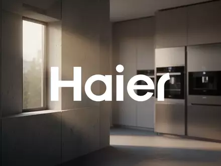 Modernes, minimalistisches Smart-Home-Interieur mit atmosphärischer Beleuchtung, das wirtschaftliche Herausforderungen symbolisiert. - Foto: über boerse-global.de