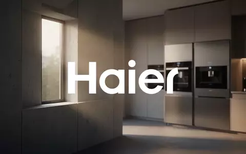 Modernes, minimalistisches Smart-Home-Interieur mit atmosphärischer Beleuchtung, das wirtschaftliche Herausforderungen symbolisiert. - Foto: über boerse-global.de