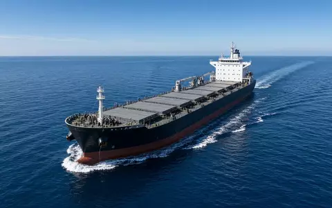 Ein großes Frachtschiff auf offener See bei klarem Wetter. - Foto: über boerse-global.de