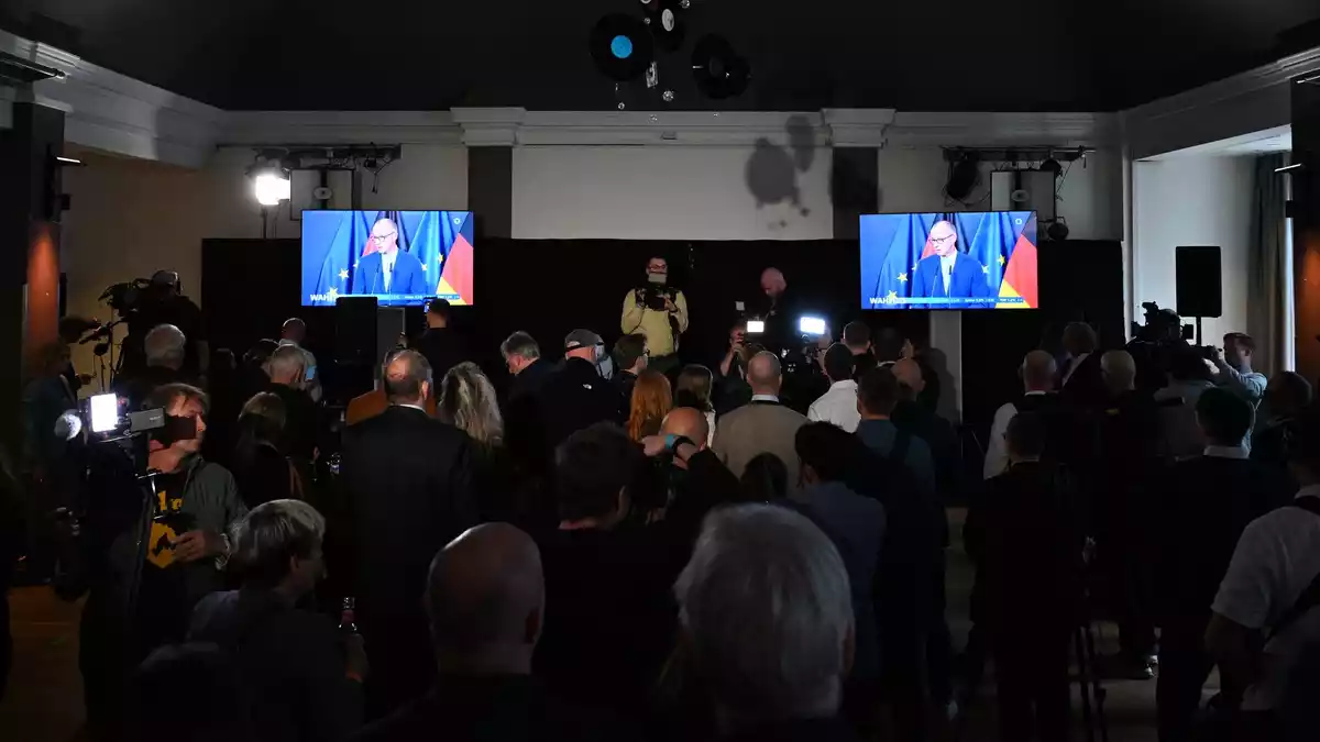 Auch CDU-Anhänger in Mecklenburg-Vorpommern verfolgten Merz' Wortmeldung am Wahlabend. - Bild: Daniel Bockwoldt/dpa