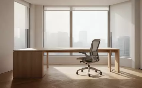 Ein minimalistisch eingerichteter, sonnendurchfluteter Büroraum mit einem leeren Schreibtisch und einem ergonomischen Stuhl. - Foto: über boerse-global.de