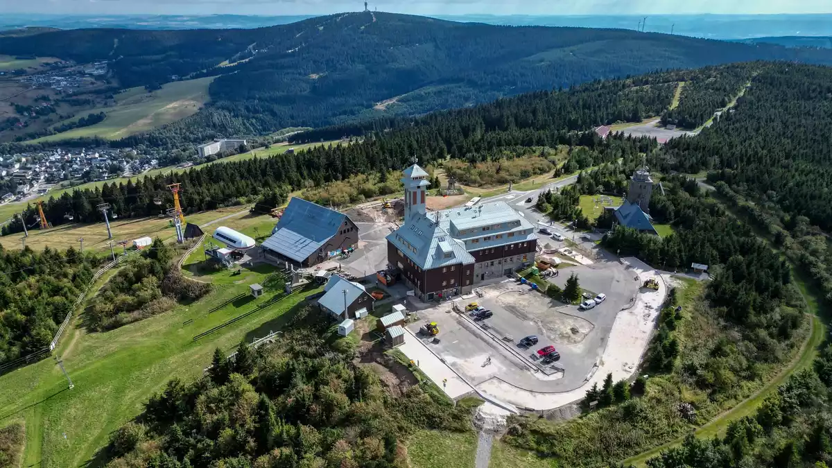 Rund um den Fichtelberg gibt es zahlreiche Wege für Wanderungen. Nun startet ein neues sportliches Angebot für Trailrunner.  - Bild: Hendrik Schmidt/dpa