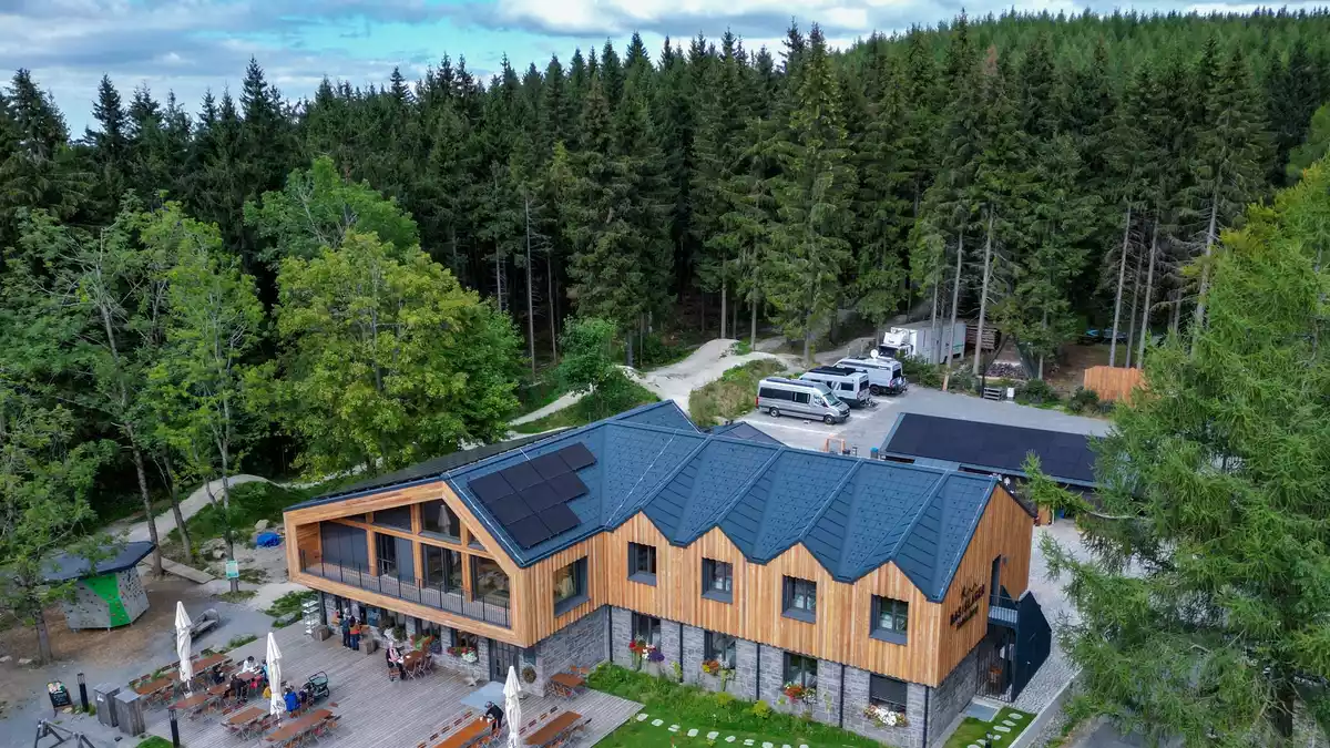 Im Frühjahr 2025 eröffnet, nimmt das Naturhotel «Basislager Fichtelberg» vor allem Aktivtouristen wie Wanderer und Mountainbiker in den Blick.  - Bild: Hendrik Schmidt/dpa